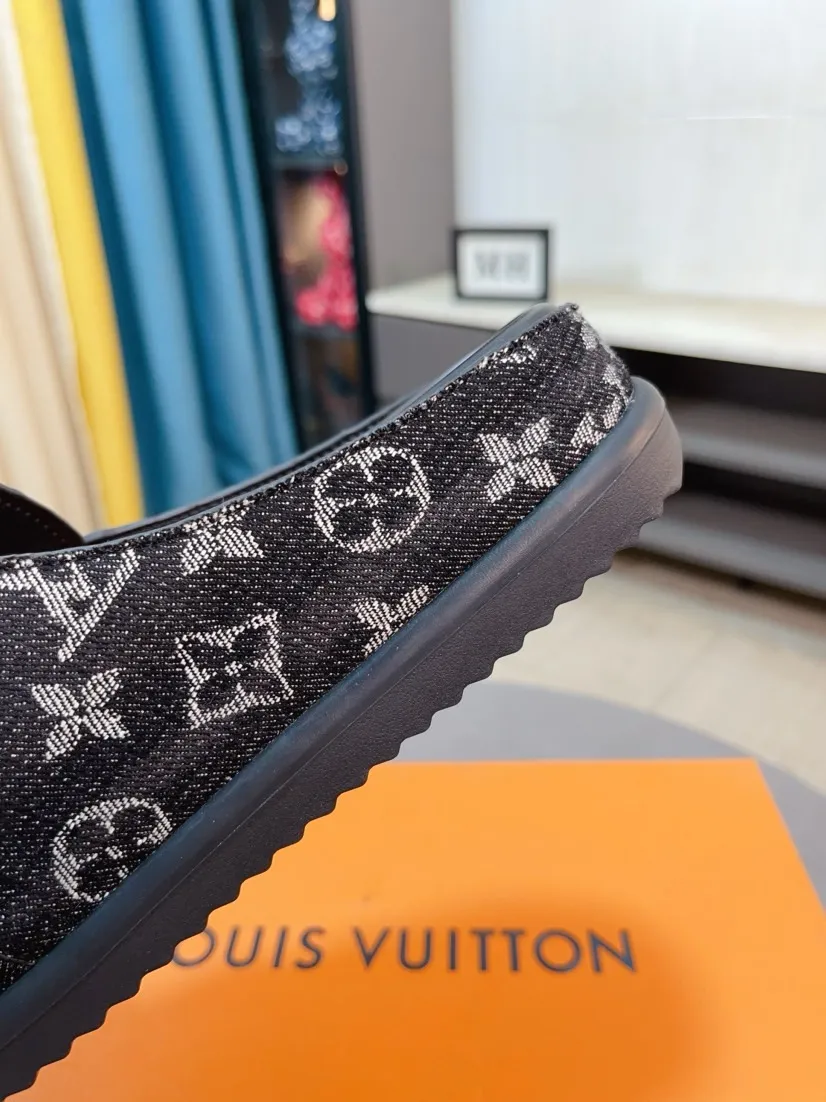 Men's shoes 💰360🌸🌸LV Easy 2025 new men's casual sandals and slippers, made of suede cow leather, with Monogram pattern to highlight the trendy style. Adjustable straps illuminated with LV letters, while a resilient insole and micro outsole provide lightweight comfort. Made of suede cow leather with embossed Monogram pattern and brand element metal hardware✅Adjustable straps➕Tough insole‼ ️Micro outsole. Comfortable and easy to wear‼ ️ size：38-45